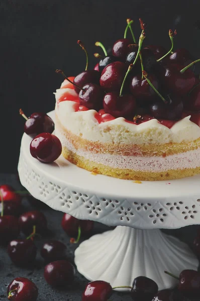 Süßer hausgemachter Kuchen mit Kirschen — Stockfoto