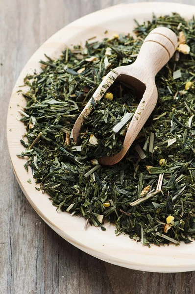 Gröna rå te på trä bordet — Stockfoto