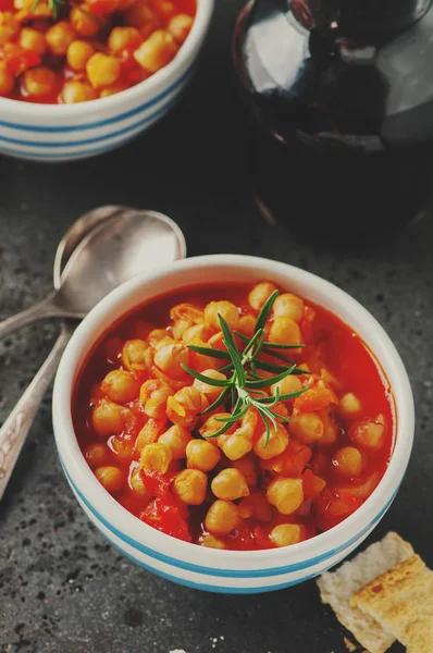 Kichererbsen mit Tomaten, Karotten und Rosmarin — Stockfoto