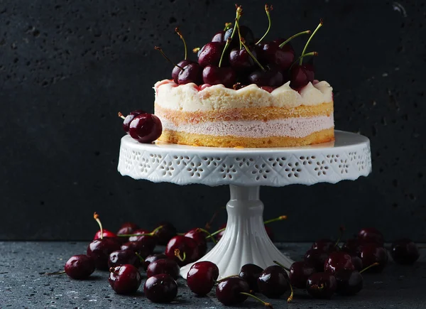 Süßer hausgemachter Kuchen mit Kirschen — Stockfoto