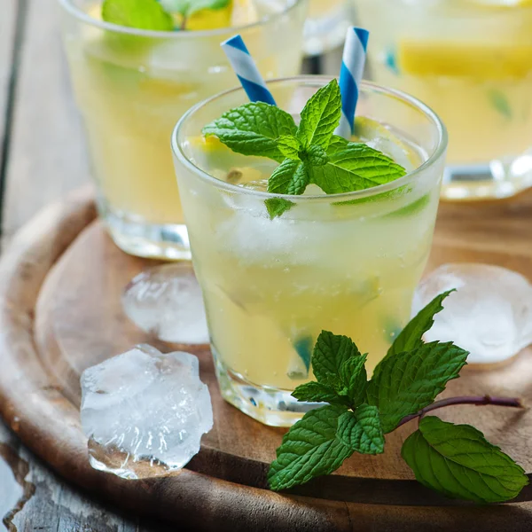 Frische Cocktails mit Soda — Stockfoto