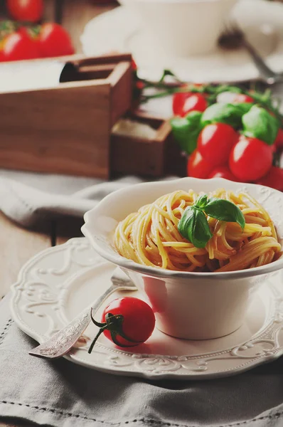 Espaguetis italianos con gambas y tomates —  Fotos de Stock