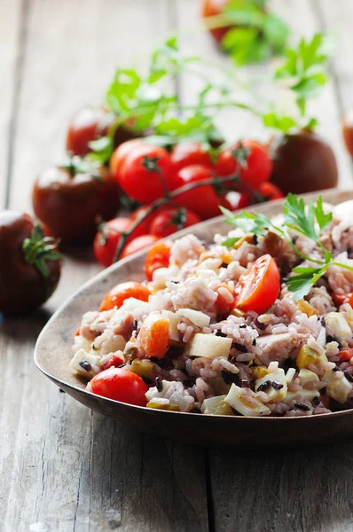 Итальянский рисовый салат с тунцом — стоковое фото