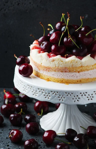 Dulce pastel casero con cerezas —  Fotos de Stock