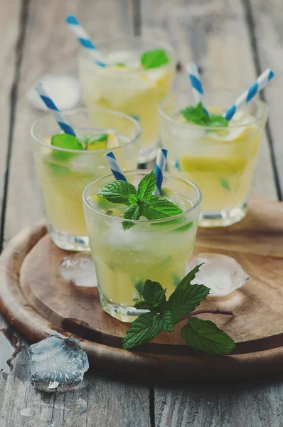 Frische Cocktails mit Soda — Stockfoto