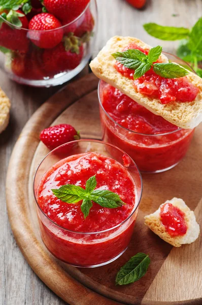 빵과 딸기 잼으로 아침 식사 — 스톡 사진