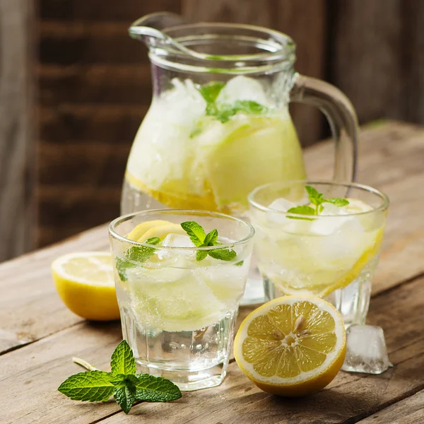 Air tawar dengan lemon dan mentimun — Stok Foto