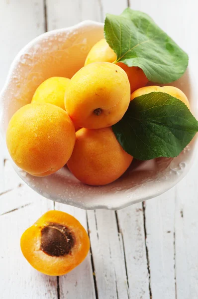 Frische süße Aprikosen — Stockfoto
