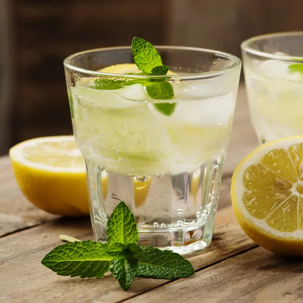 Свіжа вода з лимоном і огірком — стокове фото