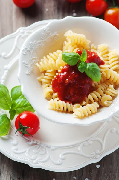 Fusilli met tomatensaus — Stockfoto