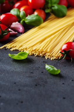 Domates ve fesleğen ile pişmemiş makarna