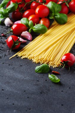 Domates ve fesleğen ile pişmemiş makarna