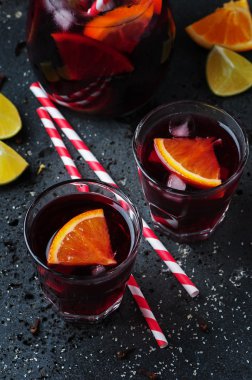 Portakal ve limon ile İspanyol sangria