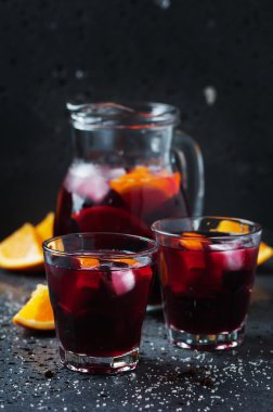 Portakal ve limon ile İspanyol sangria