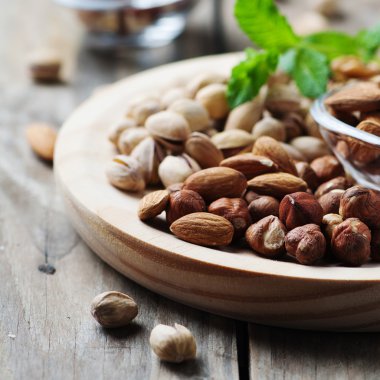 Ahşap masa fındık karışımı