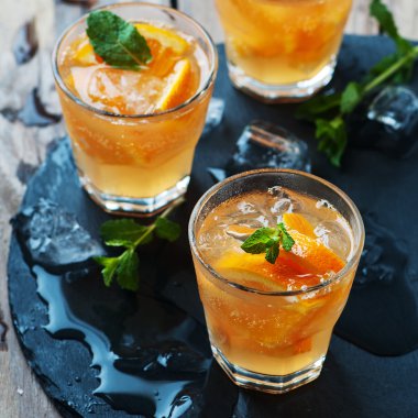 Portakal, nane ve buz ile taze kokteyller