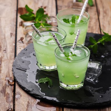 Yeşil kokteyl witn ROM ve nane