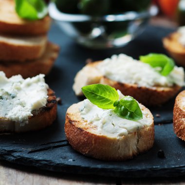 Gorgonzola ile İtalyan crostini