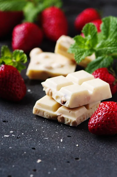 Chocolate with mint and strawberries — Stock Photo, Image