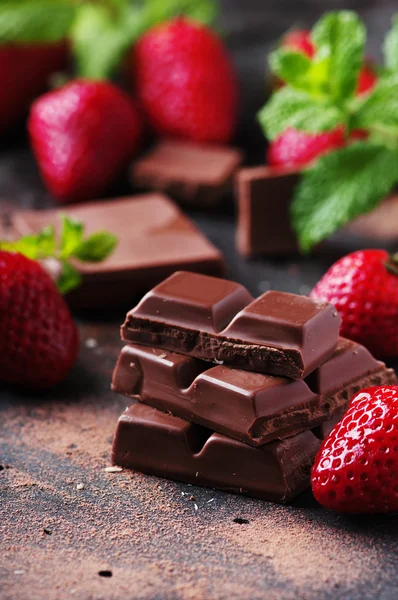 Chocolate with mint and strawberries — Stock Photo, Image