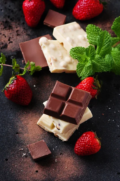 Chocolate with mint and strawberries — Stock Photo, Image