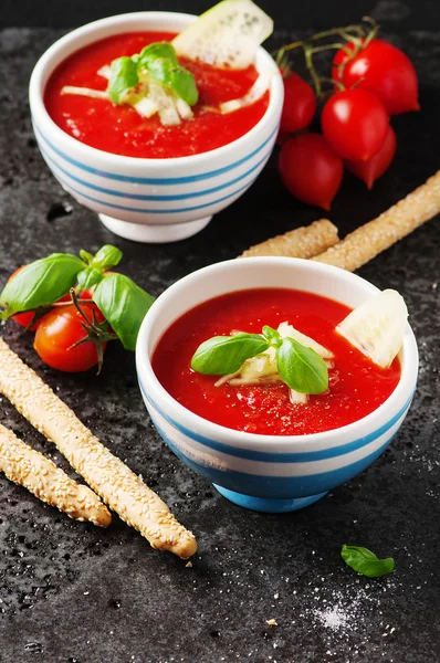Gazpacho soep met komkommer en brood — Stockfoto