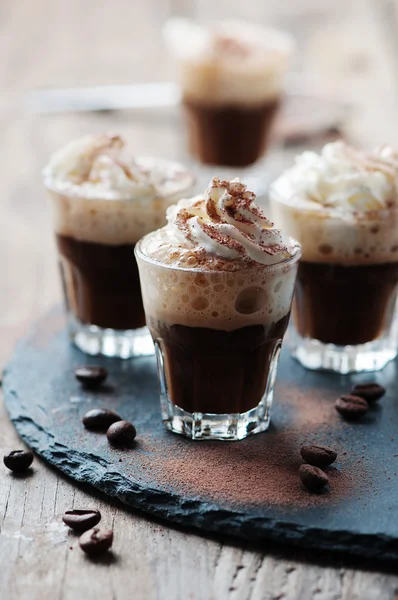 Heerlijke koffie met room en cacao — Stockfoto