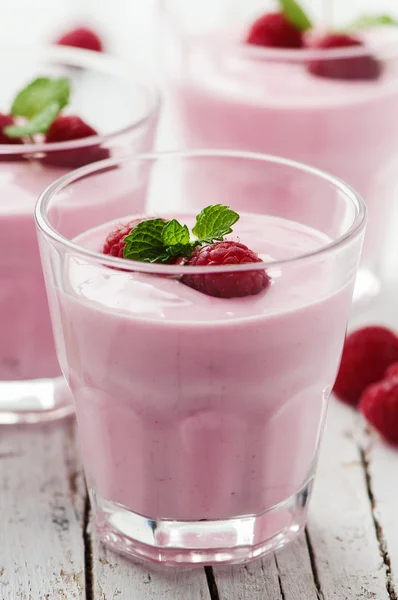 Homemade yogurt with raspberry — Stock Photo, Image