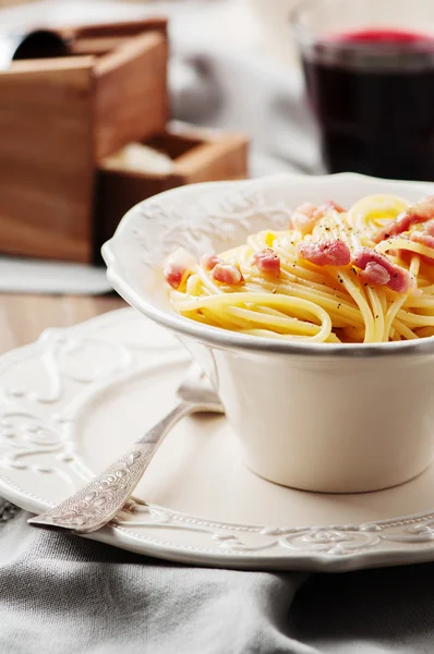 Espaguetis carbonara con vino tinto — Foto de Stock