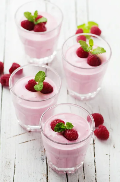 Hausgemachter Joghurt mit Himbeeren — Stockfoto