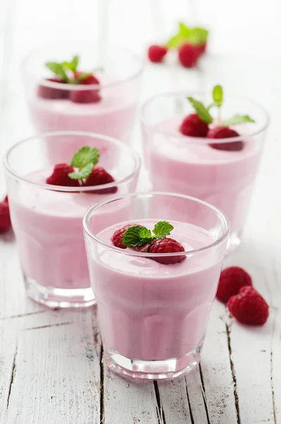 Hausgemachter Joghurt mit Himbeeren — Stockfoto