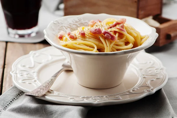 Spaghetti carbonara with red wine — Stock Photo, Image