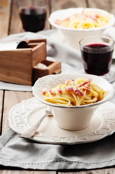 Spaghetti carbonara with red wine — Stock Photo, Image