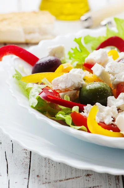 Griekse salade met feta en olijven — Stockfoto