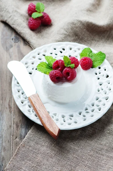 Ricotta with berry and mint — Stock Photo, Image