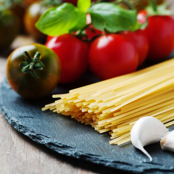 Massa não cozida com tomate — Fotografia de Stock