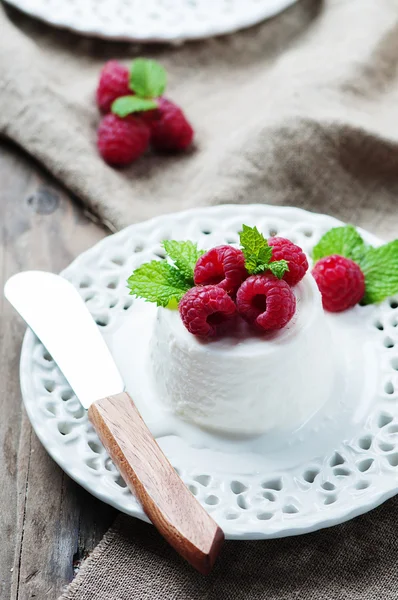 Ricotta with berry and mint — Stock Photo, Image