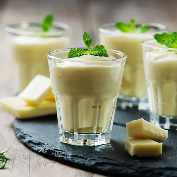 Mousses with white chocolate and mint — Stock Photo, Image