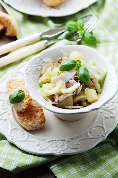Здоровый салат с осьминогом, сельдереем и картошкой — стоковое фото