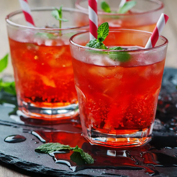 Röd Cocktails med mynta och is — Stockfoto