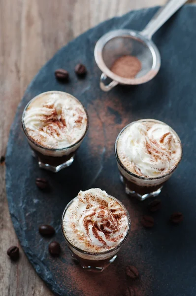 Вкусный кофе со сливками и какао — стоковое фото