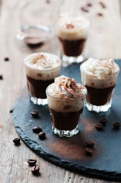 Köstlicher Kaffee mit Sahne und Kakao — Stockfoto