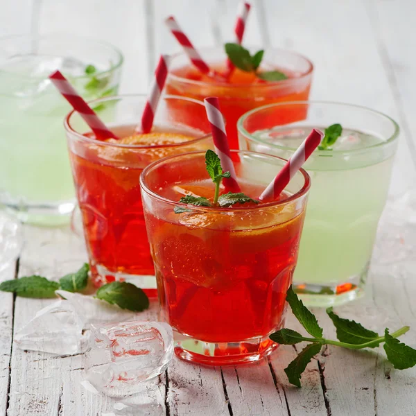 Fräscha cocktails med apelsin, mynta och is — Stockfoto
