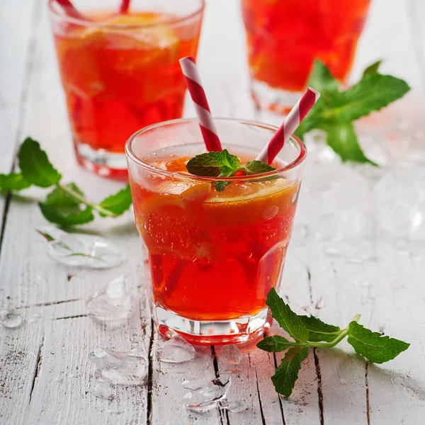 Fräscha cocktails med apelsin, mynta och is — Stockfoto