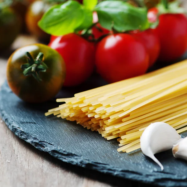 Massa não cozida com tomate — Fotografia de Stock