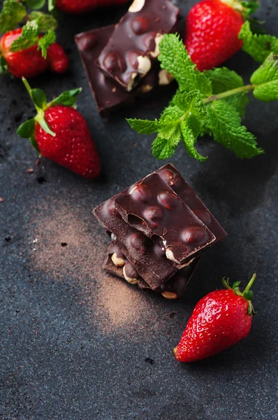 Chocolate with mint and strawberries — Stock Photo, Image