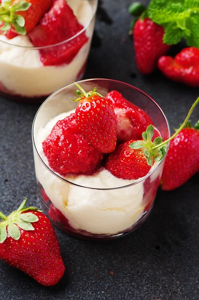 Tarta de tiramisú con fresas y menta — Foto de Stock