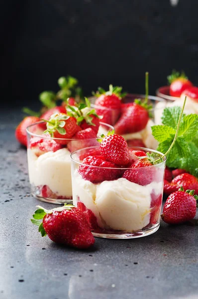 Tarta de tiramisú con fresas y menta — Foto de Stock