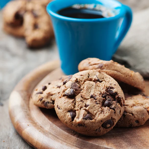 Cookies with chocolate on the wooden table — Stock Photo, Image