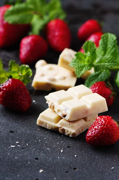 Chocolate with mint and strawberries — Stock Photo, Image